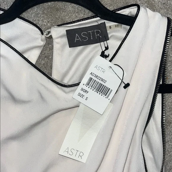 ASTR the Label Ivory Sleeveless shift mini dress Side Zipper Size Small NWT - Picture 6 of 9